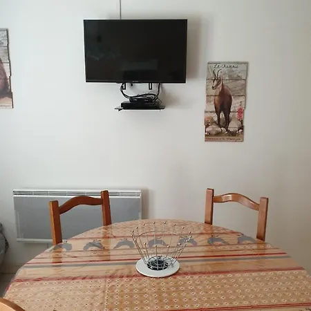Jolie A Apartment
